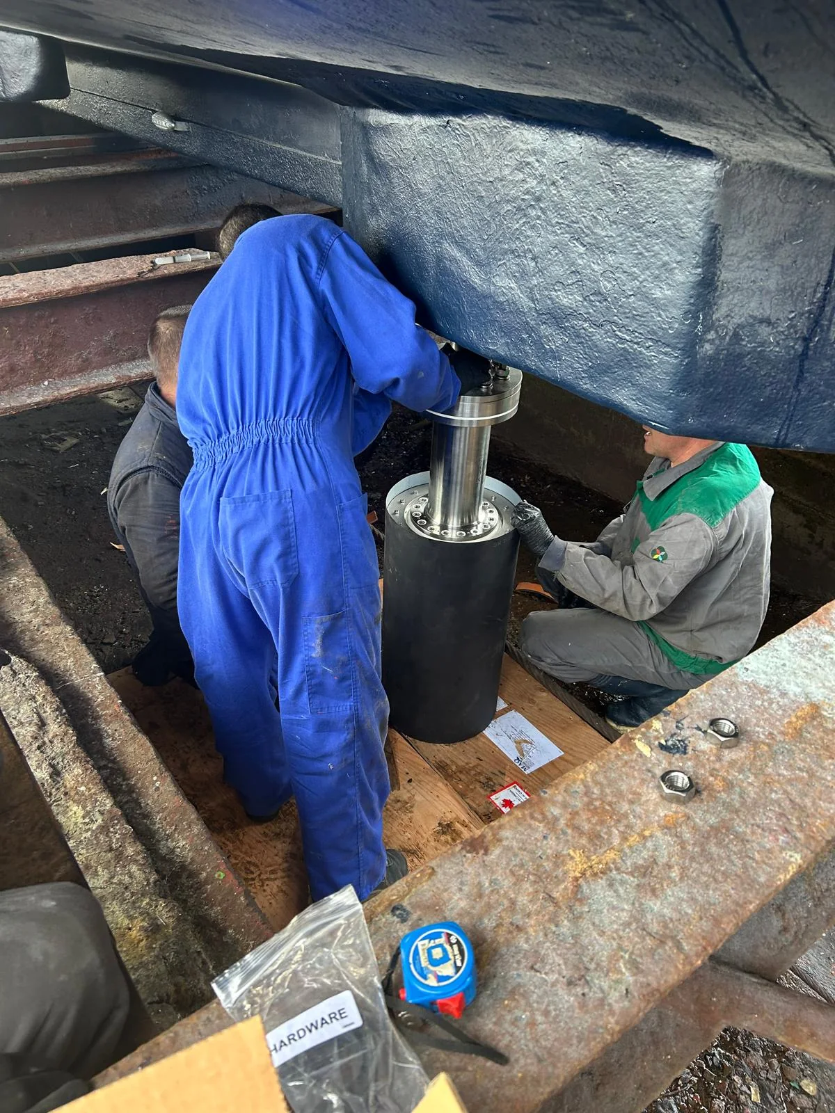 Instalación técnica de transductor bajo el casco de un buque pesquero