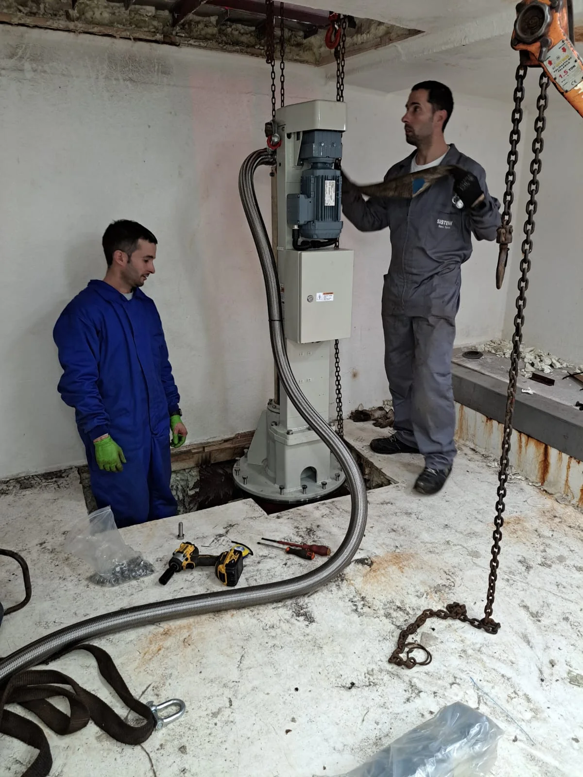 Montaje de sistema de sonar en sala técnica del buque