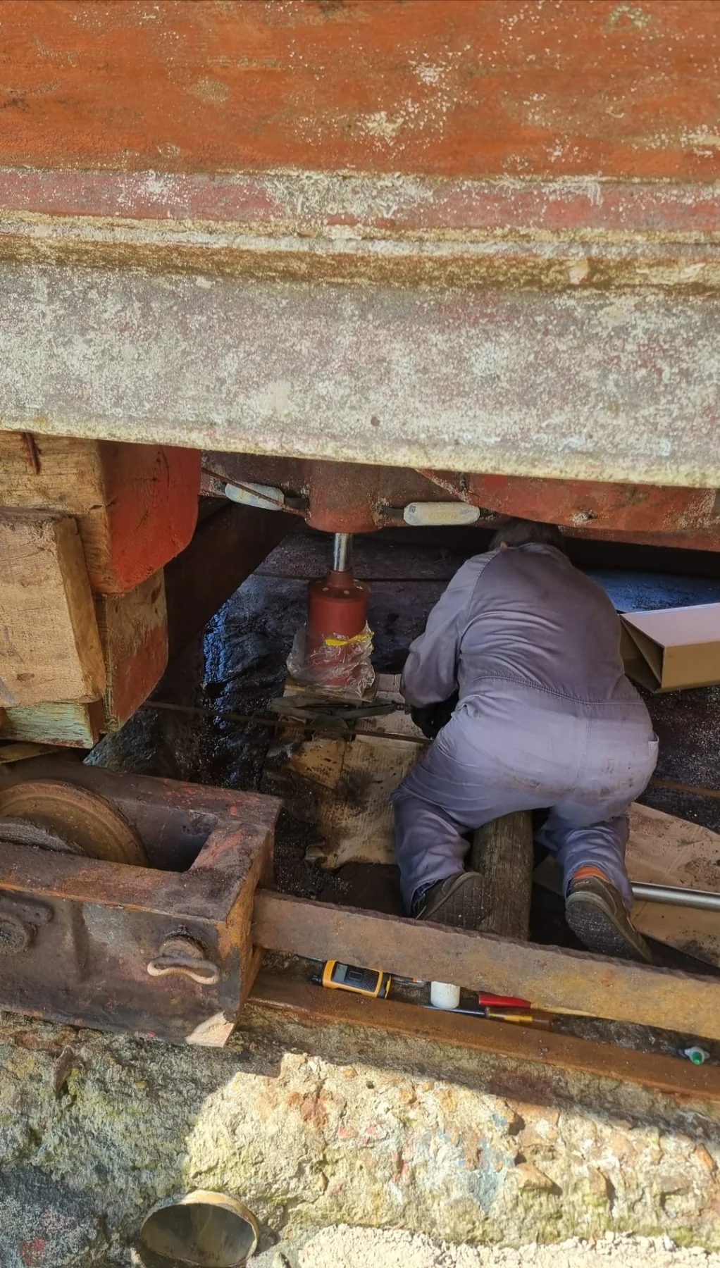 Instalación de transductor y conjunto de sonar bajo el casco