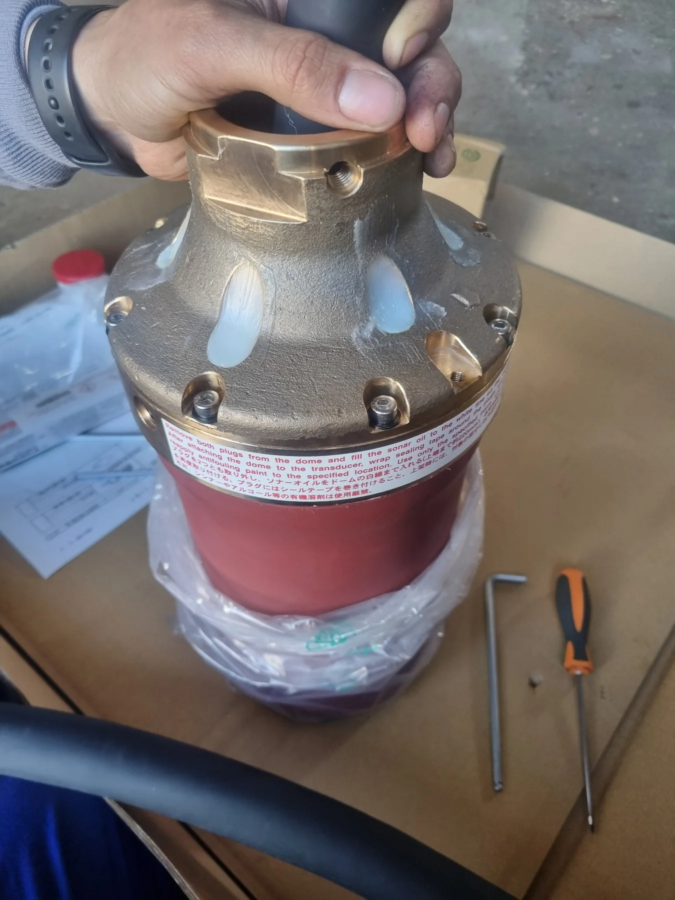 Preparación y sellado de conjunto transductor de sonar