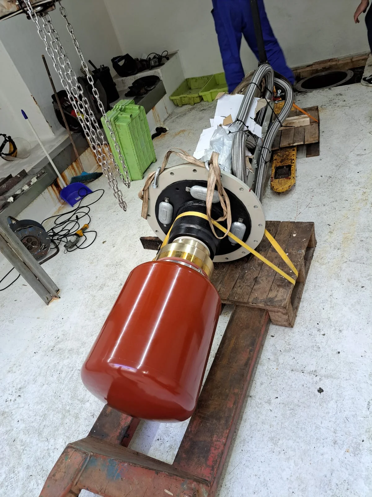 Conjunto de sonar y mecanismo de izado preparado para montaje